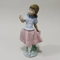 Figurin Nao, flicka med kjol, ca 22cm Vikt: 0 g Skickas med postpaket.