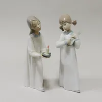 2 figuriner Lladro, flicka med gitarr, ca 21cm, flicka med ljus ca 21cm Vikt: 0 g Skickas med postpaket.