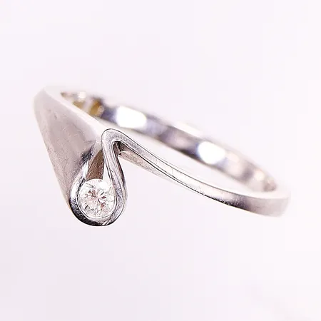 Ring, diamant ca 0,05ct, stl 17, bredd2-7mm, vitguld, 14K.  Vikt: 3,1 g