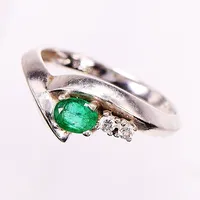Ring, diamanter totalt 0,06ctv enligt gravyr, grön sten, stl 17, bredd 2-8mm, vitguld, i behov av rodinering, 14K.  Vikt: 2,3 g