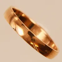 Ring, slät, Ø15¼, bredd:2,7mm, GFAB, gravyr, 18K. Vikt: 1,6 g