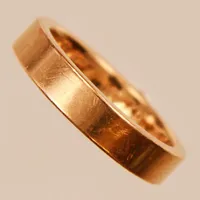 Ring, slät, Ø16¼, bredd:4mm, höjd:2mm, Schalins, gravyr, 18K. Vikt: 6,4 g