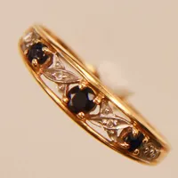 Ring, safirer, diamanter 2xca0,001ct, Ø18, bredd:1,5-4,8mm, GHA, 18K. Vikt: 1,6 g