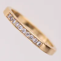 Ring med diamanter ca 10x0,01ct, stl:15½, bredd: 2,2mm, gravyr, 18K  Vikt: 2,2 g