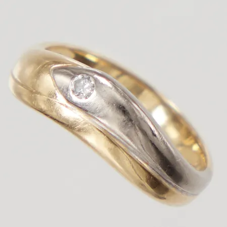 Ring, stl 17¼, diamant 1x ca 0,03ct, bredd 2,5 - 5,9mm, dekor i vitguld, gulguld 18K Vikt: 3,7 g