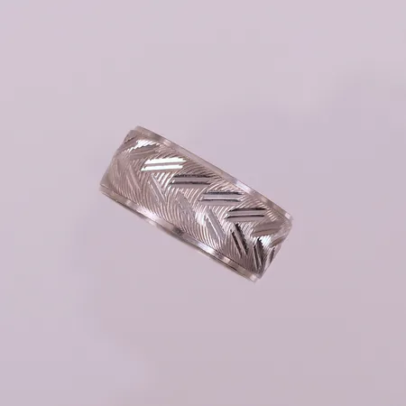 Ring, vitguld, stl 18¾, bredd 9mm, 18K Vikt: 4,6 g