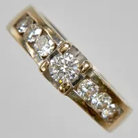 Ring, briljantslipade diamanter 1xca0,23ct ca W(H)/VS, 6xca0,10ct ca TW(F-G)/VS, briljantslipade, Ø17½bredd:4,5-6mm, behöver omrodineras, gravyr, vitguld, 18K  Vikt: 6,8 g