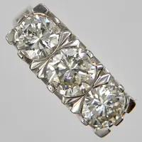 Ring, briljantslipade diamanter totalt 2,68ctv enligt gravyr (1xca1,00ct + 2xca0,80ct + 4xca0,02ct), ca TCa-Cr/VS1-VS2, Ø18¼, bredd:2,5-7,5mm, K.Rundquist Guldsmedsateljé, Malmö 1985, vitguld, 18K. Vikt: 7,4 g