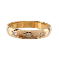 Ring, 18K guld, Diamanter 3 x 0,02ct, tillverkarstämpel BÖS, svensk kontrollstämpel, Ø19,0 mm, bredd 4 mm, fint skick, borttag av gravyr ingår Vikt: 3,5 g