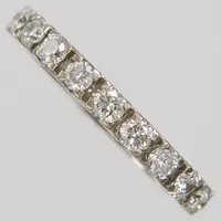 Ring, helallians, briljantslipade diamanter 20xca0,095ct totalt 1,90ctv enligt gravyr, ca W/VS-SI, Ø19¾, bredd:3mm, Ringsmedjan i Torsås (2005-2008), en diamant är skadad, vitguld, 18K. Vikt: 6,8 g