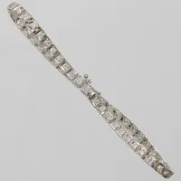 Rivièrearmband med diamanter 48 x ca. 0,02ct varav några möjligen syntetiska, ca. W(H)/P, längd: 18,5cm, bredd: 3,4mm, vitguld, 14K, 6,4g.