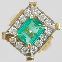 Ring, smaragdslipad smaragd 9,86x8,03mm, briljantslipade diamanter 14xca0,10ct ca TCr/VVS, Ø16¼, bredd:2,5-20mm, smaragden har jack och är något lös i sin fattning, 14K. Vikt: 14,4 g