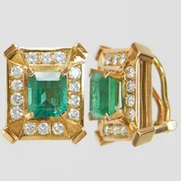 Örhängen, smaragdslipade smaragder 7,52x6,52 och 7,76x6,58mm, briljantslipade diamanter 28xca0,03ct ca TCr/VVS, 17,5x15mm, clips, omgjorda från stift, 14K. Vikt: 11 g