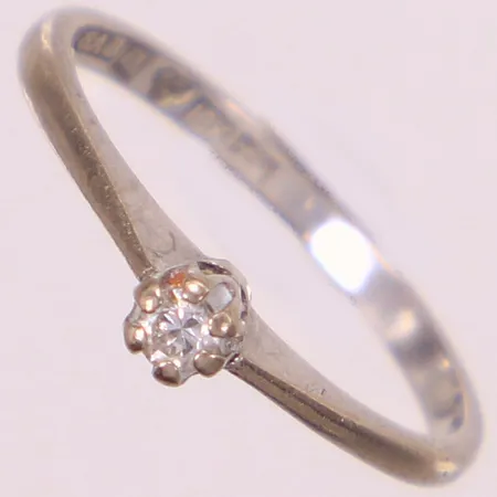 Ring med diamant 0,06ct enligt gravyr, stl 15¾, bredd 1,5-3mm, Markströms Guldsmeds Ab K G Uppsala år 1969, vitguld, 18K Vikt: 1,8 g