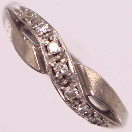 Ring med åttkantslipade diamanter ca 0,14ctv, stl 18, bredd 2-5,5mm, importstämplat vitguld, repor, 18K  Vikt: 6,2 g