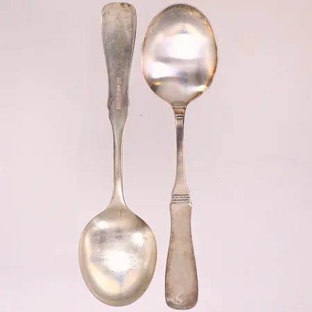 2 Efterrättsskedar, längd 15,5cm, modell Uppsala, MGAB, repor, silver 830/1000 Vikt: 66 g