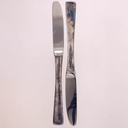 2 Knivar, längd 17,5cm, modell Sten Sture, design Eric Löfman, Mema år 1995, blad i rostfritt stål, silver 830/1000 Vikt: 111,1 g