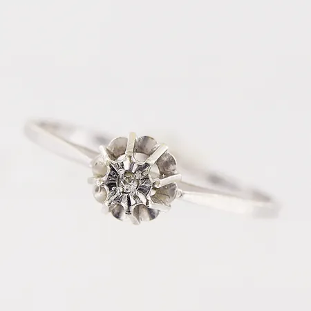 Ring, diamant ca 0,01ct, stl 18, bredd 1-6mm, vitguld, 18K.  Vikt: 1 g