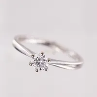 Ring, diamant 0,26ct W/VS, stl 16½, bredd 1,5-5mm, vitguld, gravyr, etui, GIA intyg, kvitto, 18K.  Vikt: 2,5 g