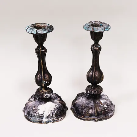 Ett par ljusstakar 22cm, stearinrester, skevheter, fylld botten, defekter, bruttovikt silver 830/1000. Vikt: 833 g