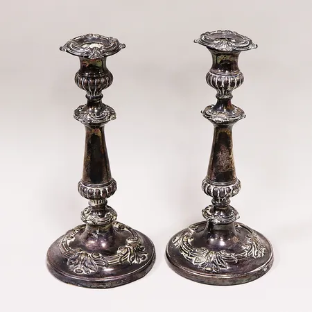 Ett par ljusstakar 28cm, stearinrester, skevheter, fylld botten, bruttovikt 1851g, otydliga stämplar, ursprung troligen England, silver 830/1000.