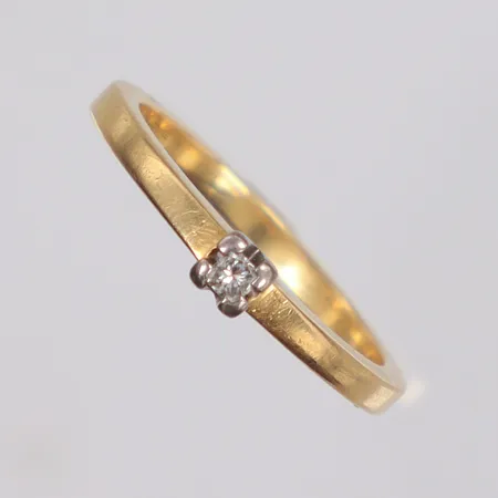 RIng med diamant 1x0,05ct (enligt gravyr), stl 17½, bredd 2mm, repor, 18K Vikt: 3,6 g