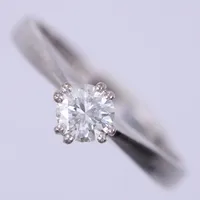Ring med diamant 1x0,37 enligt gravyr, kvalité ca TW(G-F)/VS, stl ca 16½, bredd ca 2,4-5,6mm, vitguld, Örns Juvelatelje 1980, 18K  Vikt: 3 g