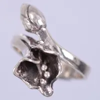 Ring blomstermotiv, stl ca 17½, bredd ca 2,9-10,5mm, silver 925/1000 Vikt: 3,8 g