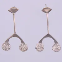 Ett par örhängen, längd: ca 4cm, bredd: ca 1-23mm, stopp saknas, ostämplade, silver Vikt: 3,7 g