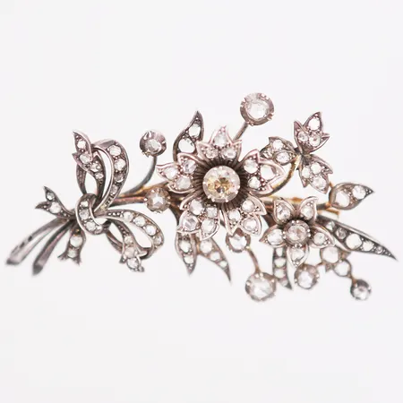Brosch i form av en blomsterbukett med rosenslipade diamanter, en sten briljantslipad, ca 0,55ct, kvalitet ca Lt.Br(O-R)/SI (bruntonad), längd 77 mm, bredd 50 mm, tillverkad av C.G. Hallberg, Stockholm 1941, förgyllt silver, originalask. Vikt: 28,6 g