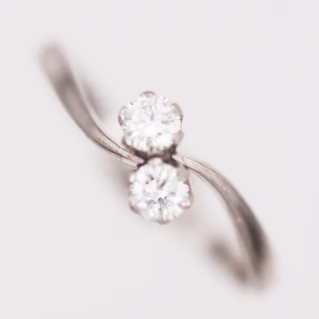 Ring, tvillingmodell, med briljantslipade diamanter totalt 0,26ct enligt gravyr, kvalitet ca TW-W(G-H)/VS-SI,  stl: 17¼, 18K vitguld Vikt: 2 g