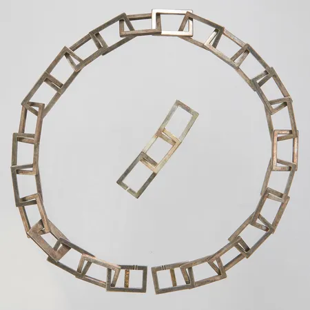Silvercollier, Rauff, längd:48,5cm, bredd:15mm, gulddetaljer, tre extra länkbitar, 925/1000. Vikt: 113,4 g