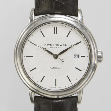 Herrur Raymond Weil Maestro, stål, automatisk, 41mm, refnr: 2847, serienr: V256641, Cal. SW200-1, datum, safirglas, läderarmband, bygelspänne, inga tillbehör. Vikt: 0 g