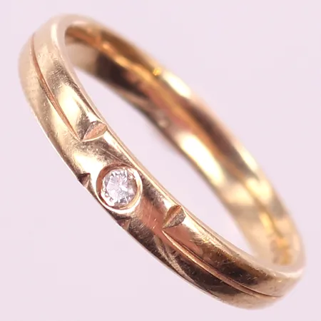 Ring med diamant ca 0,03ct, tillv. Niessing, Tyskland, stl 18½, bredd 3mm, 14K Vikt: 3,9 g