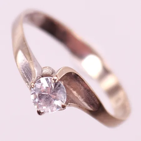 Ring med vit sten, stl 17½. bredd 2,5-6mm, vitguld 18K Vikt: 2,2g Vikt: 2,2 g