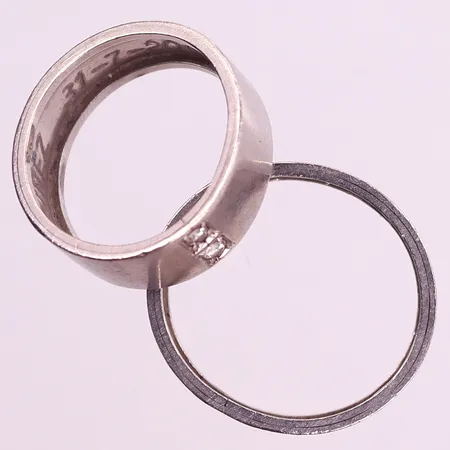 Ringar, platina, stl 17¼ och 19½, defekta skenor, repiga Vikt: 16,3 g