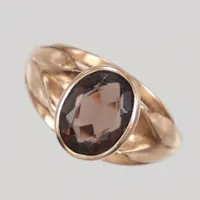 Ring, stl 18½, bredd 2,6-11,2mm, brun sten, ojämn skena, repor, 14K,  Vikt: 2 g