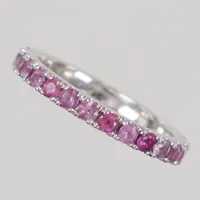 Ring, stl 17½, bredd 2,6mm, rosa stenar, gravyr, vitguld, 18K,  Vikt: 3,8 g