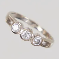 Ring stl 16¾, bredd 1,8-4,5mm, diamanter 2x ca 0,10ct, 1x ca 0,12ct, vitguld, 18K Vikt: 3,6 g