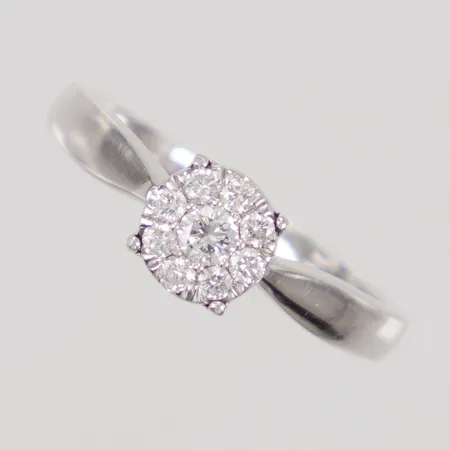 Ring stl 16¼, bredd 2-6mm, diamanter 1x ca 0,08ct, 8x ca 0,02ct, totalt ca 24ct, GHA, vitguld, 18K Vikt: 3,5 g