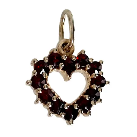Hänge "Hjärta" med Granater, förgyllt silver 830/1000, längd inkl. ögla 17 mm, bredd 12 mm, tillverkarstämpel HE, stenar utan anmärkning, fint skick  Vikt: 1 g