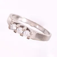 Ring vitguld med diamanter 3 x ca 0,08ct, stl 17¼, bredd 1,9-3,7mm, 18K Vikt: 4 g