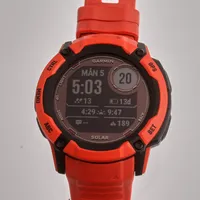 Herrur Garmin Instict 2xsolar, Flame red, Ø ca 50mm, gummiband laddkabel, instruktionsbok, box, inköpskvitto från 2023-06-07. Vikt: 0 g