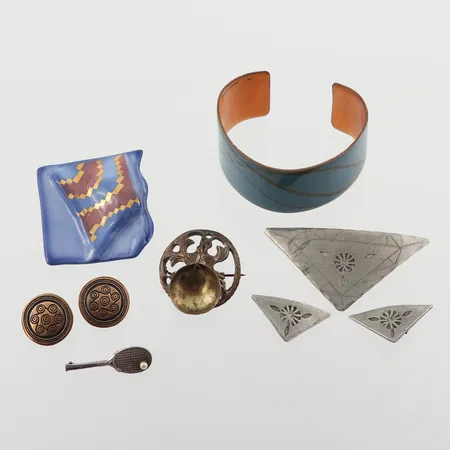 Diverse bijouterier bla Rosenthal, brons och tenn, liten brosch silver. Vikt: 0 g