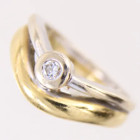 Ring med diamant 1xca 0,08ct, stl 17¾, bredd 3,1-9,3mm, höjd 6,5mm, rött & vitt guld, 18K.  Vikt: 8,7 g