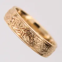 Ring med dekor, stl: 16½, bredd 4,9mm, 18K.  Vikt: 5 g