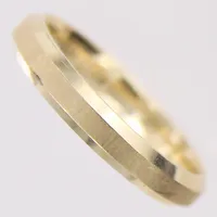 Ring med dekor, stl: 19, bredd 3,5mm, 14K.  Vikt: 1,9 g