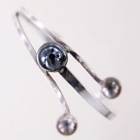 Armring med kula av hematit, justerbar, Ø52mm, bredd: 3,8-10mm, Waldemar Jonsson, Stigbert 1972, silver 830/1000.  Vikt: 14,3 g