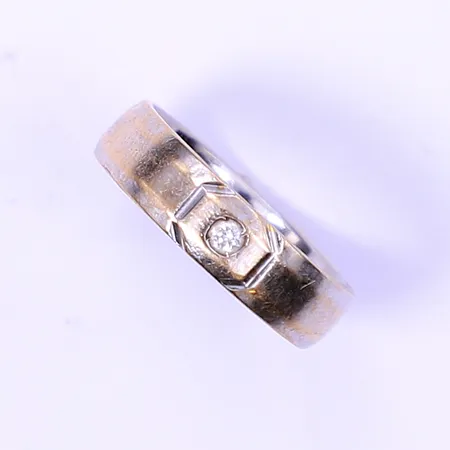 Ring med sten, stl 16¾, bredd 5mm, gravyr, 18K 4,9g bruttovikt