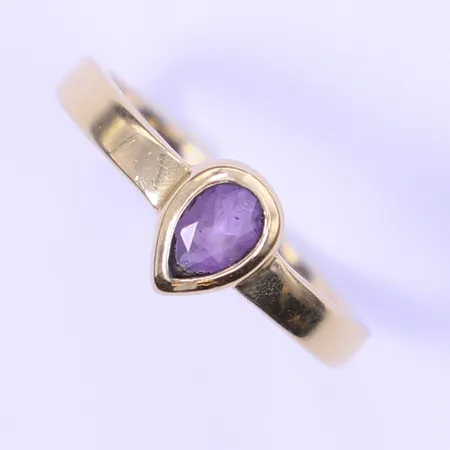 RIng med lila sten, stl 18, bredd 2-8mm, 18K 3,0g bruttovikt